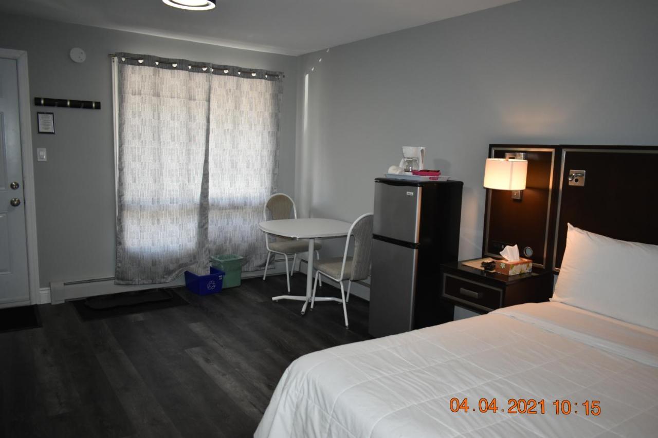 Time Travellers Motel Petawawa Экстерьер фото