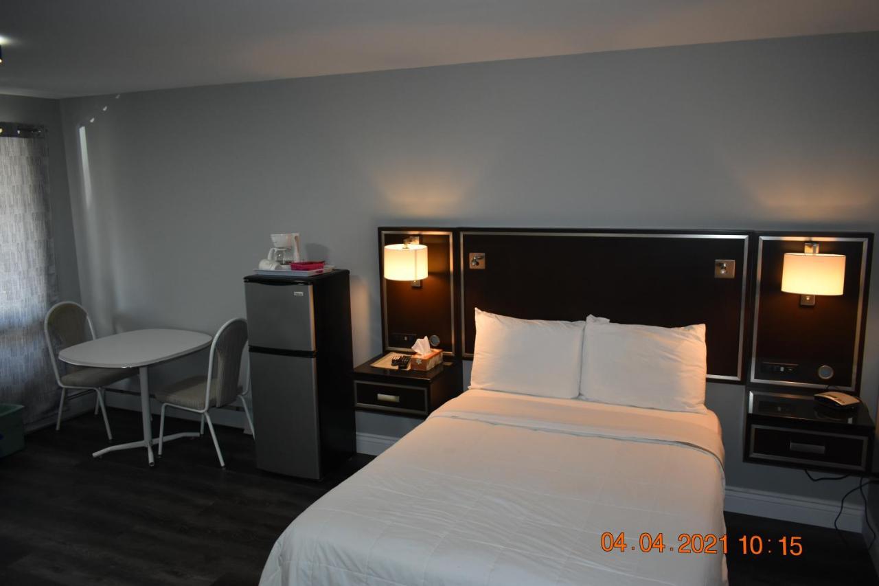Time Travellers Motel Petawawa Экстерьер фото