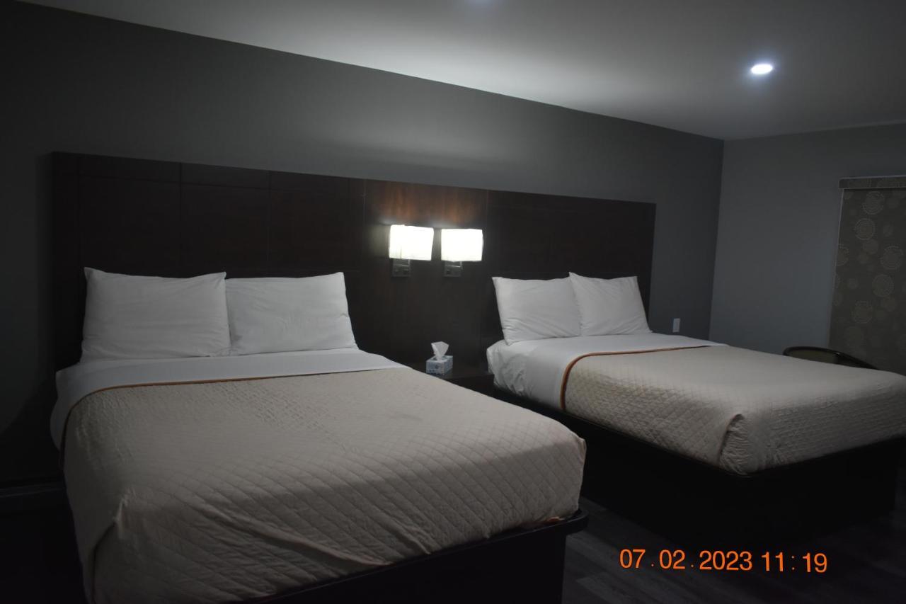Time Travellers Motel Petawawa Экстерьер фото