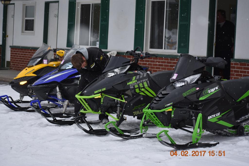 Time Travellers Motel Petawawa Экстерьер фото