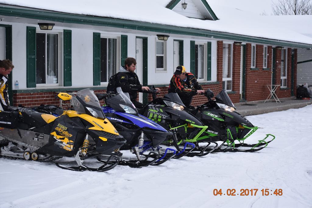 Time Travellers Motel Petawawa Экстерьер фото
